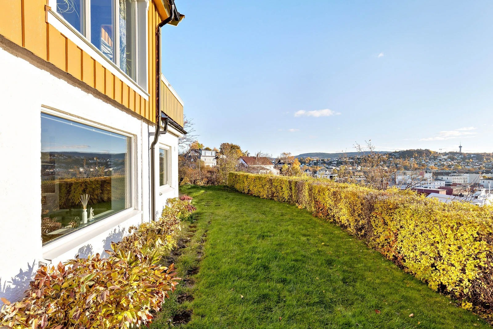 Leiligheten ligger i første etasjon uten gjenboere og med fantastisk utsikt over byen